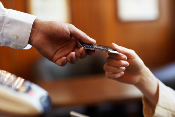 مقاومت برخی بانکها در برابر اجرای محدودیت تراکنشهای کارتی