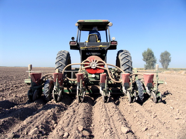 نیازمند ارز دولتی برای واردات قطعات ماشین‌آلات کشاورزی تولید داخل هستیم