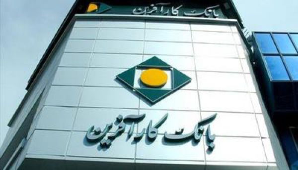 اعطای نشان به مدیرعامل بانک کارآفرین