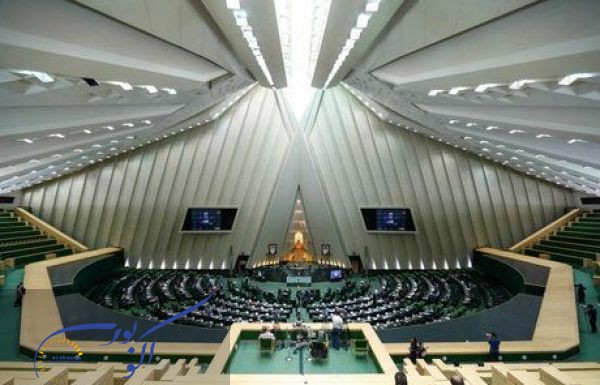 مجلس پنج‌شنبه‌ها را تعطیل کرد