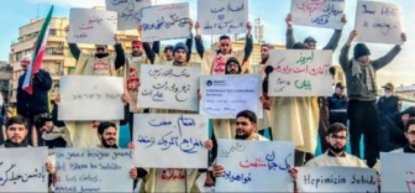 حضور دانشجویان کفن‌پوش در مراسم تشییع پیکر شهید حاج قاسم سلیمانی