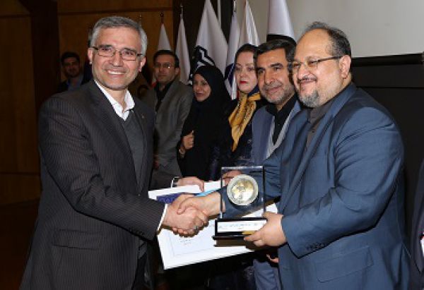 ذوب آهن اصفهان تندیس ویژه و گواهینامه سرآمدی در مسئولیت اجتماعی را کسب کرد