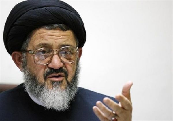 روحانیِ اصولگرا: فقط احمقها میتوانند ضریح را لیس بزنند