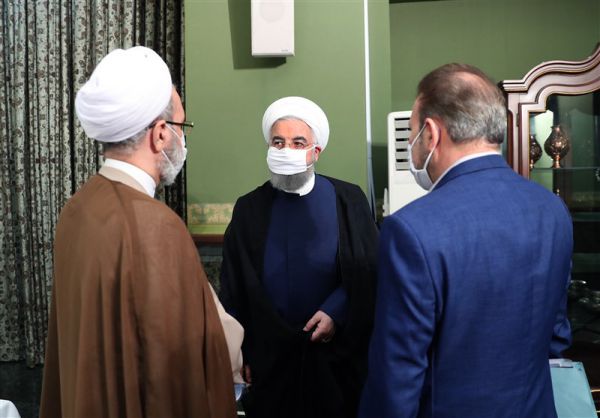 استفاده روحانی از ماسک در حاشیه جلسه مقابله با کرونا + تصاویر