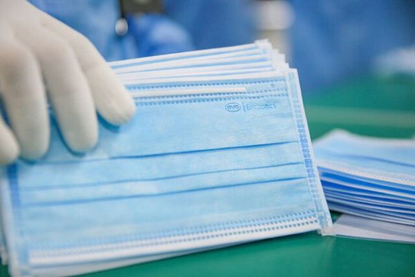 توزیع قطره‌چکانی ماسک  ۱۳۰۰ تومانی در داروخانه‌ها و سردرگمی داروخانه‌داران