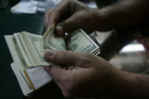 کاهش ۲ هزار و ۵۰۰ تومانی قیمت دلار