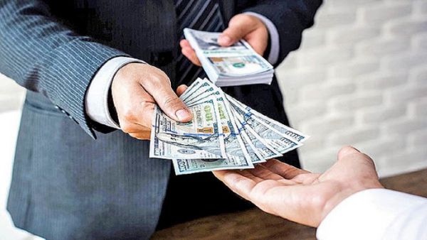 کاهش جزئی نرخ ارز در بازار؛ دلار ۲۴ هزار و ۴۲۲ هزار تومان است