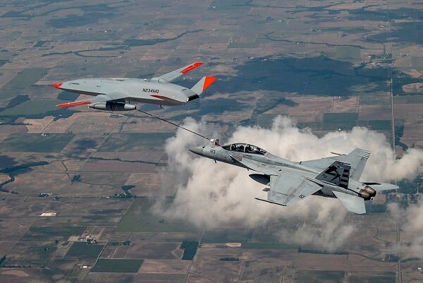 سوخت رسانی به هواپیماهای جنگی در حال پرواز با پهپاد