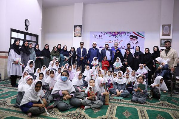 بانک صادرات ایران در 10 مدرسه تهران از مقام معلم تجلیل کرد